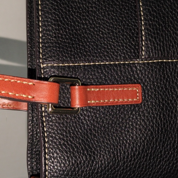 Pebbled Black Dooney & Bourke Learher Tote Red Lining - Picture 17 of 17